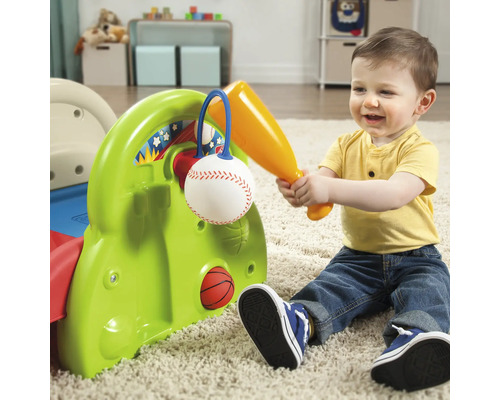 Kind spielt mit einem Baseballschläger und einem Spielzeugsportcenter