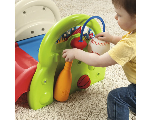 Kind spielt mit einem Step2 Sportzentrum, das mit einem Baseball, einem Basketball und einem Schläger ausgestattet ist