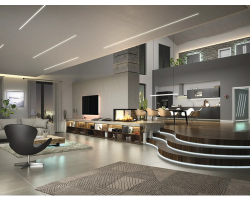 Wohnzimmer mit Couch, Fernseher, Kamin und Küche auf zwei Ebenen