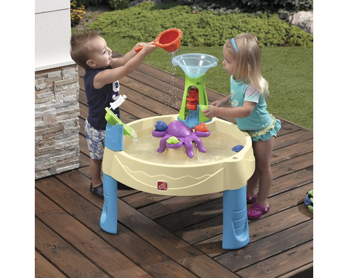 Kinder spielen mit einem Step2 Wasserspieltisch im Freien mit Wasserrad und Oktopus