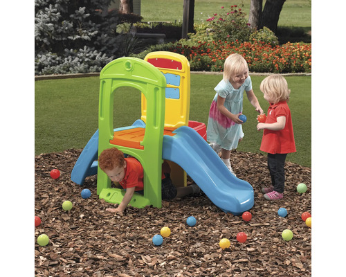 Kinderspielplatz mit Rutsche und spielenden Kindern im Garten