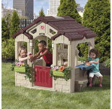 Spielhaus mit Kindern im Garten