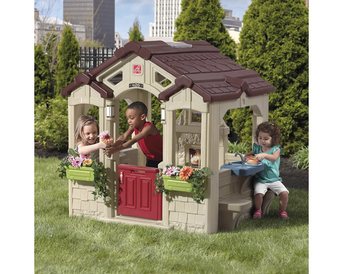 Spielhaus mit Kindern im Garten