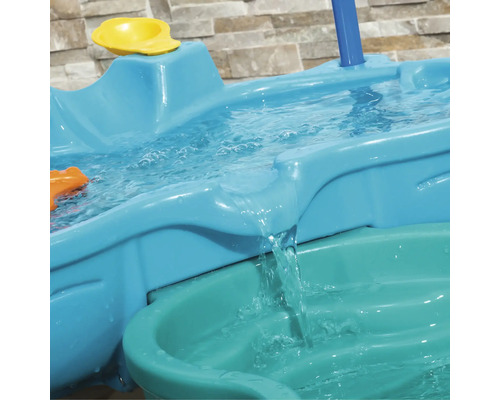 Wasserspieltisch mit Zubehör und fließendem Wasser.