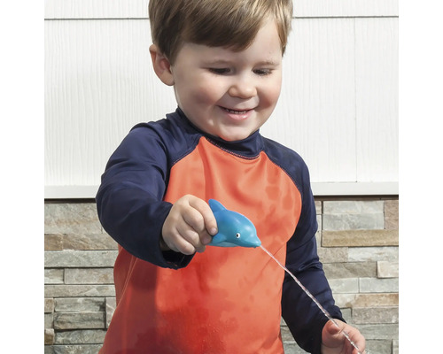 Ein Kind spielt mit einem Delphin Wasserspielzeug.