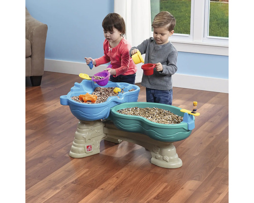 Zwei Kinder spielen an einem Step2-Sand- und Wassertisch mit Zubehör.