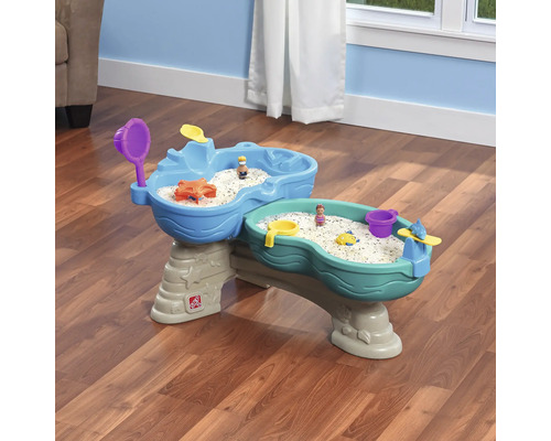 Kinder Sand- und Wassertisch mit Zubehör im Innenraum.