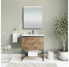 Modernes Badezimmer mit Waschtischunterschrank, Spiegel, Handtuch und Pflanze.