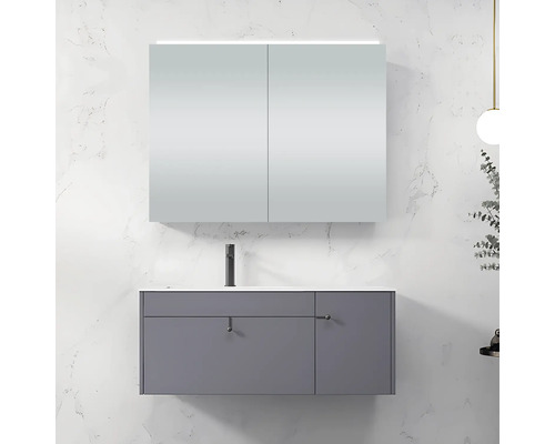 Badezimmer mit Waschbeckenunterschrank, Waschtischplatte, Spiegelschrank und Armatur