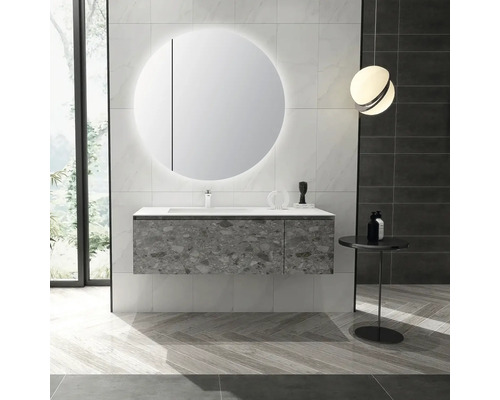 Badezimmer mit Waschtisch, rundem Spiegel und Beleuchtung