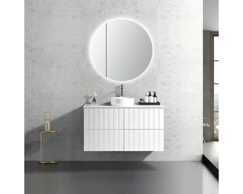 Modernes Badezimmer mit Waschtisch, rundem Spiegel mit Beleuchtung und Armatur.