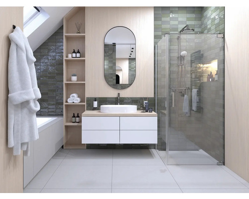 Badezimmer mit Dusche, Waschbecken, Spiegel, Badewanne und Regal