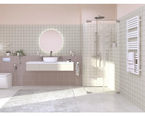 Helles Badezimmer mit Dusche, Waschtisch und Handtuchwärmer