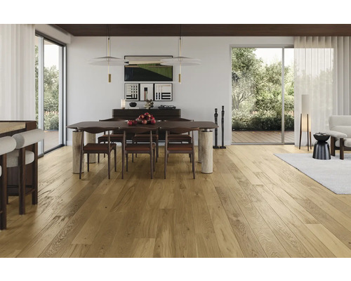 Helles Wohnzimmer mit Holzboden, Esstisch und Stühlen