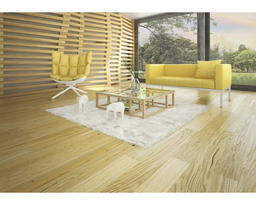 Helles Wohnzimmer mit Holzfußboden, gelbem Sofa, Sessel und Couchtisch