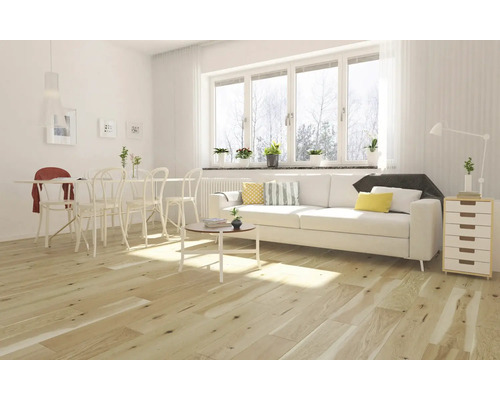 Heller Wohnraum mit Holzboden, Sofa, Esstisch und Fenster