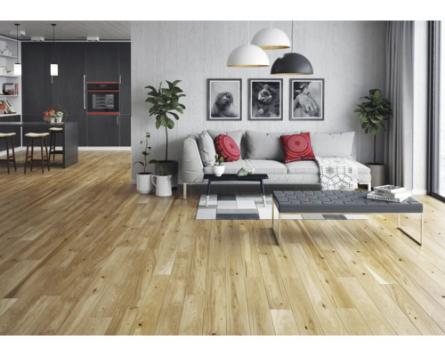 Heller Holzboden in einem Wohnzimmer mit Sofa, Tisch und Pflanzen