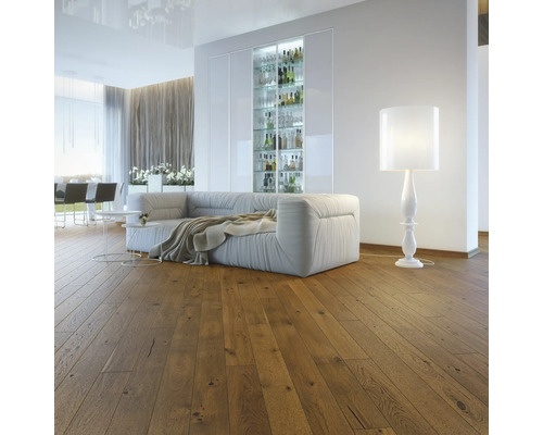 Wohnzimmer mit Sofa, Stehlampe und Bar