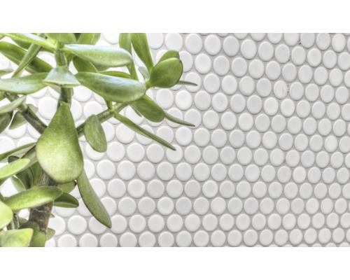 Weiße Mosaikfliese mit runden Steinen