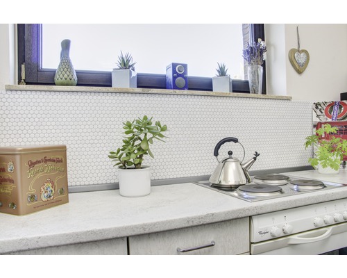 Küchenszene mit Herd, Arbeitsplatte, Fliesen und Dekorationen