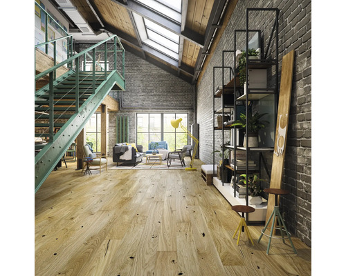 Heller Wohnraum mit Holzfußboden, Treppe, Regalen und Sitzecke