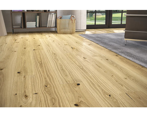 Helle Holzbodenfläche in einem Wohnraum mit Regalen und Dekorationen