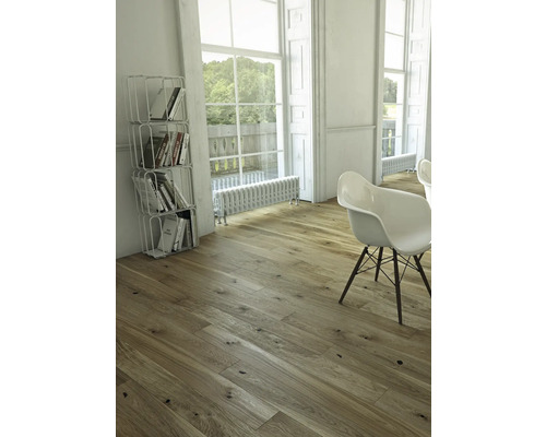 Heller Raum mit Holzboden, Bücherregal und Stühlen