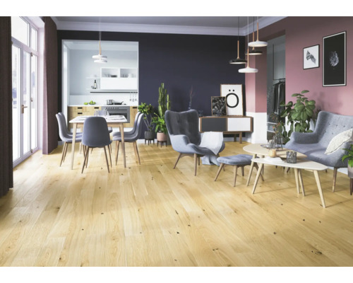 Wohnzimmer mit Holzboden, Esstisch und Sitzgelegenheiten