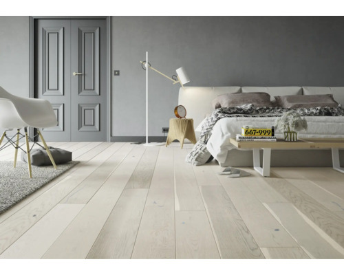 Schlafzimmer mit hellem Holzboden, Bett und Stühlen