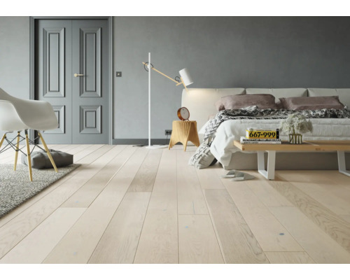 Heller Wohnraum mit Holzboden, Bett und Stühlen