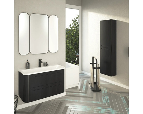 Badezimmer mit Waschtisch, Spiegelschrank und Hochschrank in geradlinigem Design