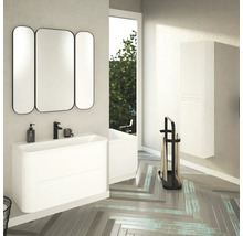 Badezimmer mit Waschbeckenunterschrank, Spiegel, Handtuchhalter und Hochschrank in einem hellen Design
