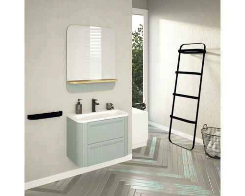 Helles Badezimmer mit Waschtisch, Spiegel, Handtuchhalter und Leiterregal