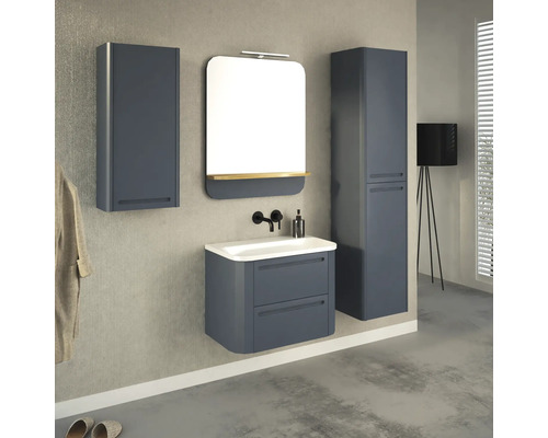 Badezimmer mit Waschtisch, Spiegelschrank, Hochschrank und Accessoires