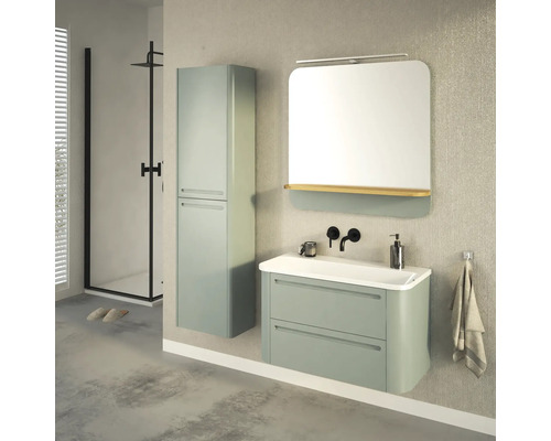 Badezimmer mit Waschtischunterschrank, Spiegelschrank, Hochschrank und Dusche