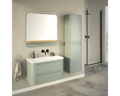 Badezimmer mit Waschtischunterschrank, Spiegel, Hochschrank und Dusche.