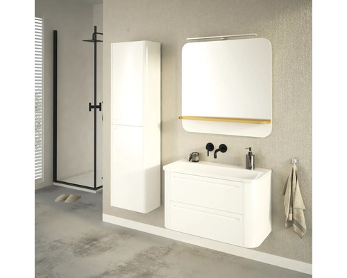 Badezimmer mit weißem Waschtisch, Spiegelschrank, Hochschrank und Duschkabine