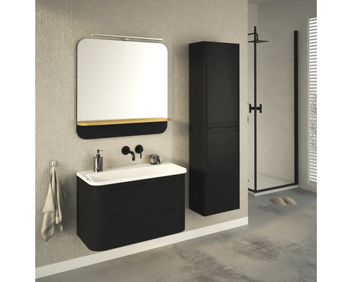 Badezimmer mit Waschbeckenunterschrank, Spiegel, Hochschrank und Duschkabine