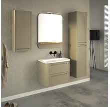 Badezimmer mit Waschtisch, Spiegelschrank, Hochschrank und Waschbecken