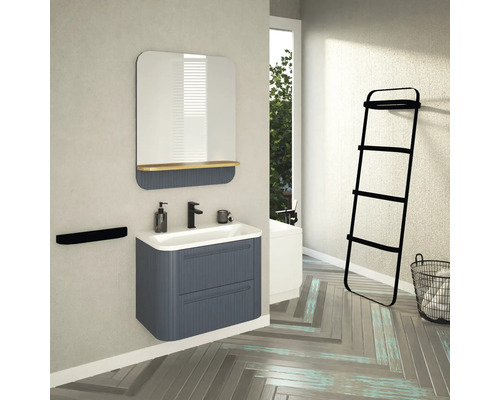 Modernes Badezimmer mit Waschtisch, Spiegel, Handtuchhalter und Leiterregal