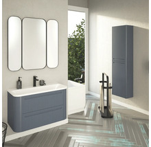 Modernes Badezimmer mit Waschtisch, Spiegel, Hochschrank und Handtuchhalter