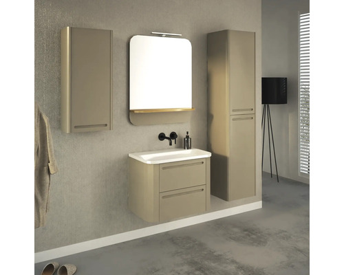 Badezimmer mit Waschtischunterschrank, Spiegelschrank und Hochschrank für ein organisiertes und helles Ambiente