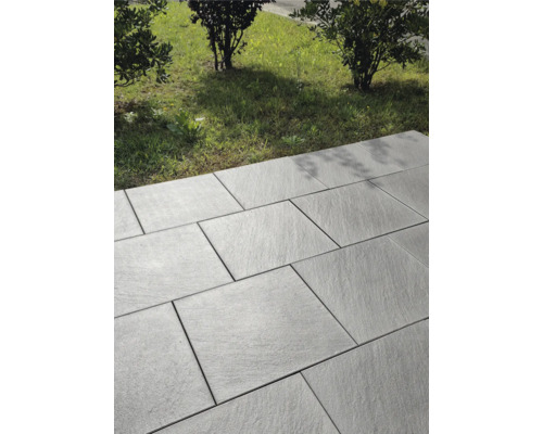 Gehwegplatten aus Stein im Garten