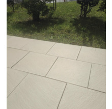 Rechteckige Terrassenplatten aus Stein im Außenbereich.