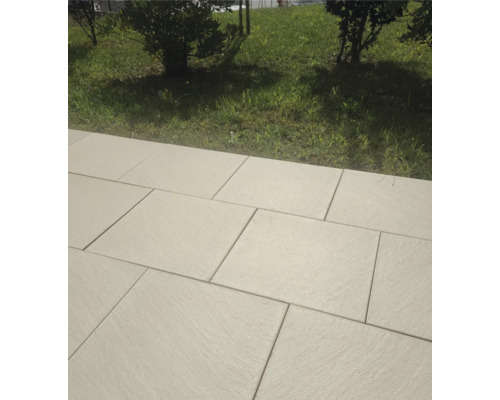 Rechteckige Terrassenplatten aus Stein im Außenbereich.