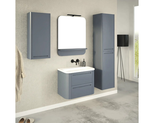Badezimmer mit Waschtisch, Spiegelschrank, Hängeschrank und Hochschrank