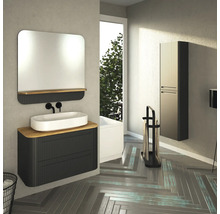 Badezimmer mit Waschtisch, Spiegel, Hochschrank und Handtuchhalter