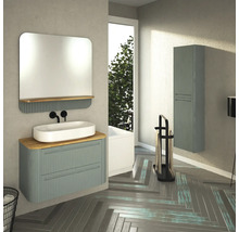 Modernes Badezimmer mit Waschtisch, Spiegel, Hochschrank und Handtuchständer