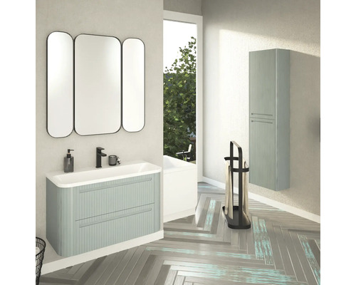 Badezimmer mit Waschbeckenunterschrank, Spiegelschrank, Handtuchhalter und Hochschrank