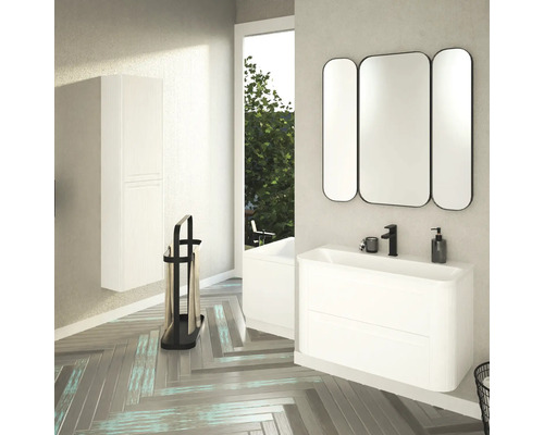 Badezimmer mit Waschbeckenunterschrank, Spiegelschrank und Handtuchhalter